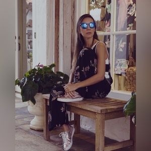 Italian sunglasses. 3 colors. Protection UV. light and comfortable.